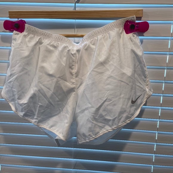 NWT Nike Women's Tempo Modern Embossed 4" White Running Shorts - Picture 4 of 7